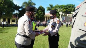 sukses-kibarkan-bendera-di-puncak-dempo-kasat-sabhara-dan-11-personel-polres-pagaralam-diganjar-penghargaan-2207210-rev1.jpg