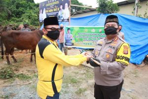 polres-kukar-salurkan-hewan-kurban-ke-musholla-masjid-hingga-ponpes-220721l-rev1.jpg
