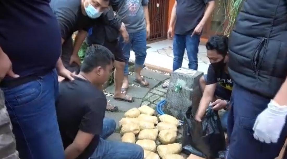 terduga-kurir-sabu-kawasan-bintaro-dicokok-petugas-220721j-rev1.jpg