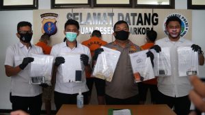 polres-kukar-amankan-6-tersangka-diduga-pengedar-220721e-rev1.jpg