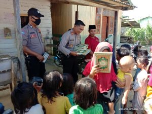 tumbuhkan-minat-baca-anak-kapolsek-rundeng-bagikan-al-quran-dan-iqro-2207218-rev1.jpg