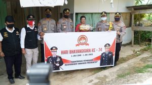 jelang-hari-bhayangkara-ke-74-kapolres-kukar-bagikan-sembako-ke-warga-220721c-rev1.jpg