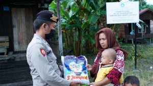 polres-kukar-door-to-door-bagikan-sembako-dan-takjil-220721u-rev1.jpg