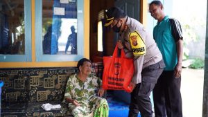 door-to-door-kapolres-kukar-bagikan-bansos-warga-miskin-terdampak-220721z-rev1.jpg