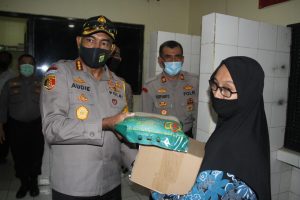 kapolres-metro-jakbar-bagikan-sembako-ke-keluarga-tahanan-2207213-rev1.jpg
