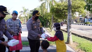 kapolres-turun-gunung-bagikan-takjil-berbuka-220721t-rev1.jpg