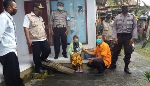 polsek-banjaran-kawal-distribusi-bansos-provinsi-jabar-2207218-rev1.jpg
