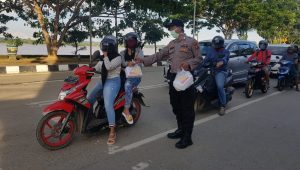 jelang-berbuka-polres-kukar-bagikan-takjil-ke-warga-2207213-rev1.jpg
