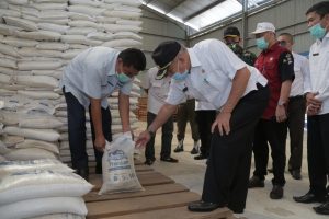 bupati-kuryana-cek-kesiapan-logistik-blt-covid-19-2207219-rev1.jpg