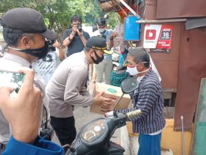 momentum-hari-kartini-polres-metro-jakbar-aksi-sosial-ke-warga-2207218-rev1.jpg
