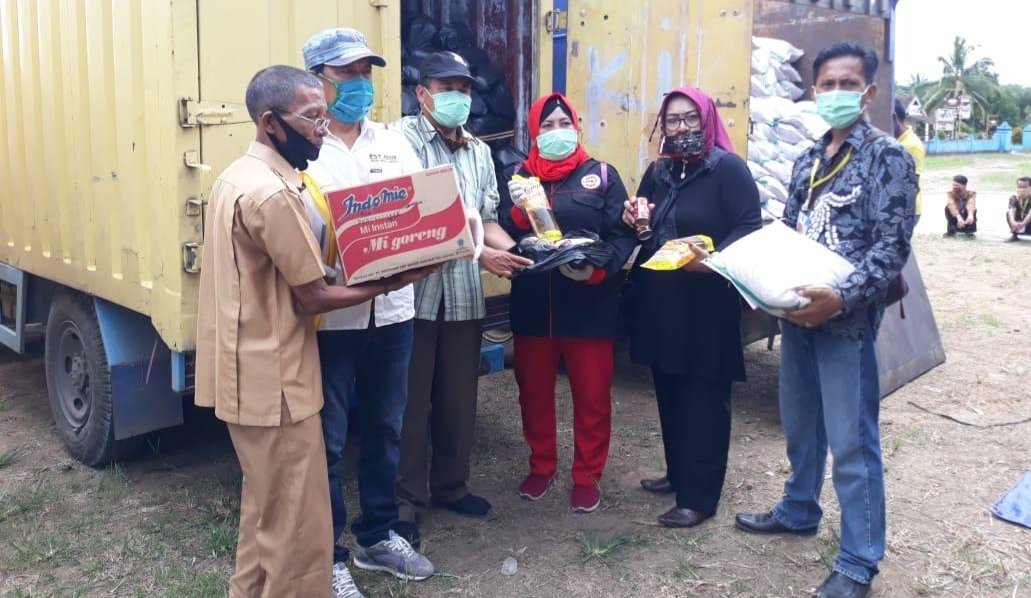 wabup-shodiq-salurkan-sembako-ke-tiga-desa-di-oki-220721b-rev1.jpg