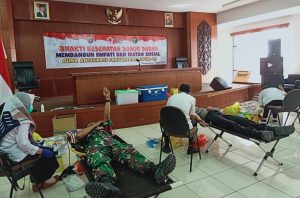 penuhi-stok-darah-polres-kukar-dan-kodim-0906tgr-gelar-aksi-sosial-220721w-rev1.jpg