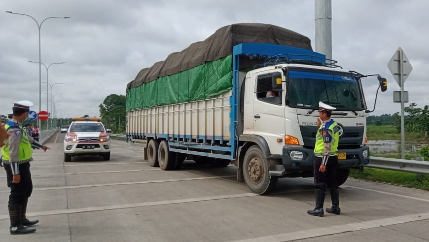 over-load-kendaraan-lintasi-tol-dikenai-sanksi-2207211-rev1.jpg