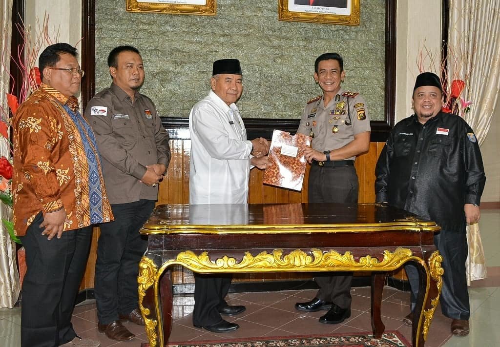 bupati-oku-tandatangani-nphd-pengamanan-pemilukada-2020-220721f-rev1.jpg