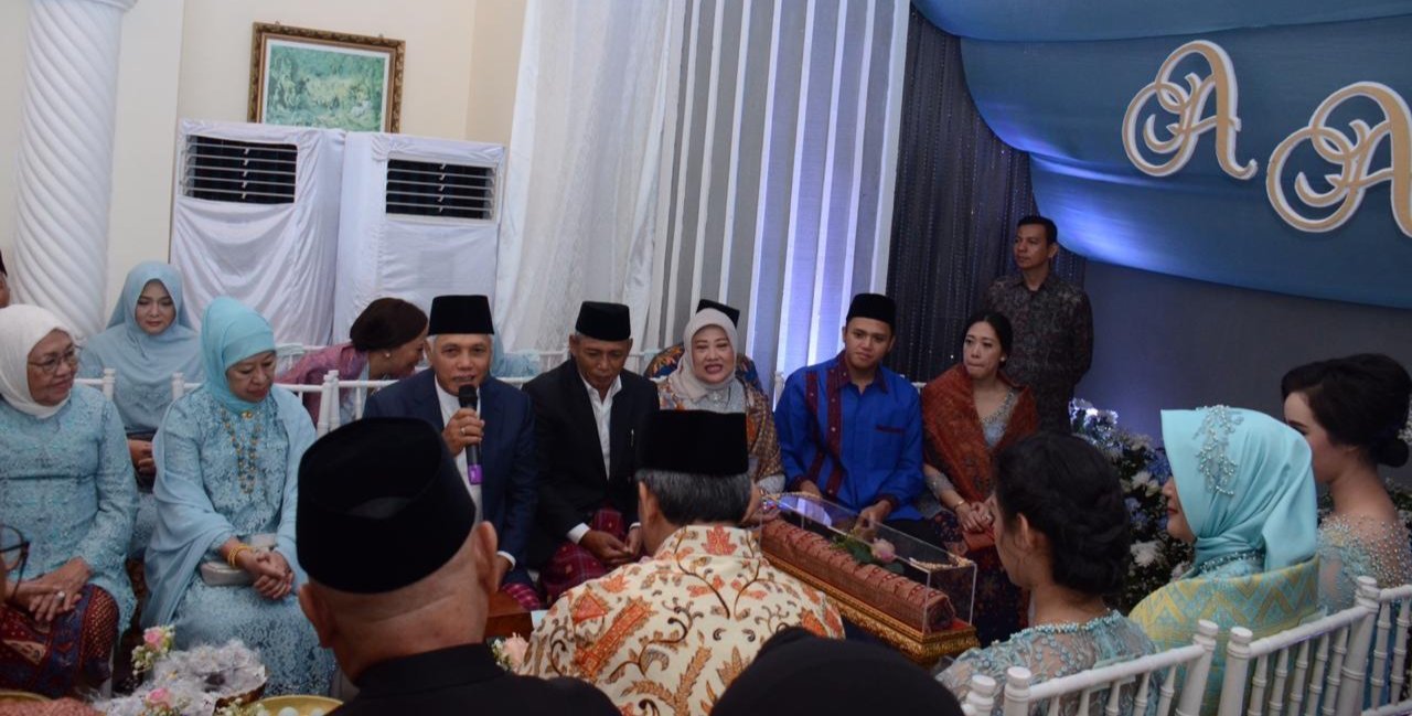 kental-adat-budaya-anak-bupati-oki-pinang-aisyah-2207215-rev2.jpg