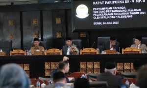 wako-palembang-hadiri-rapat-paripurna-dprd-penyampaian-raperda-lkpj-2021-220823f.jpg
