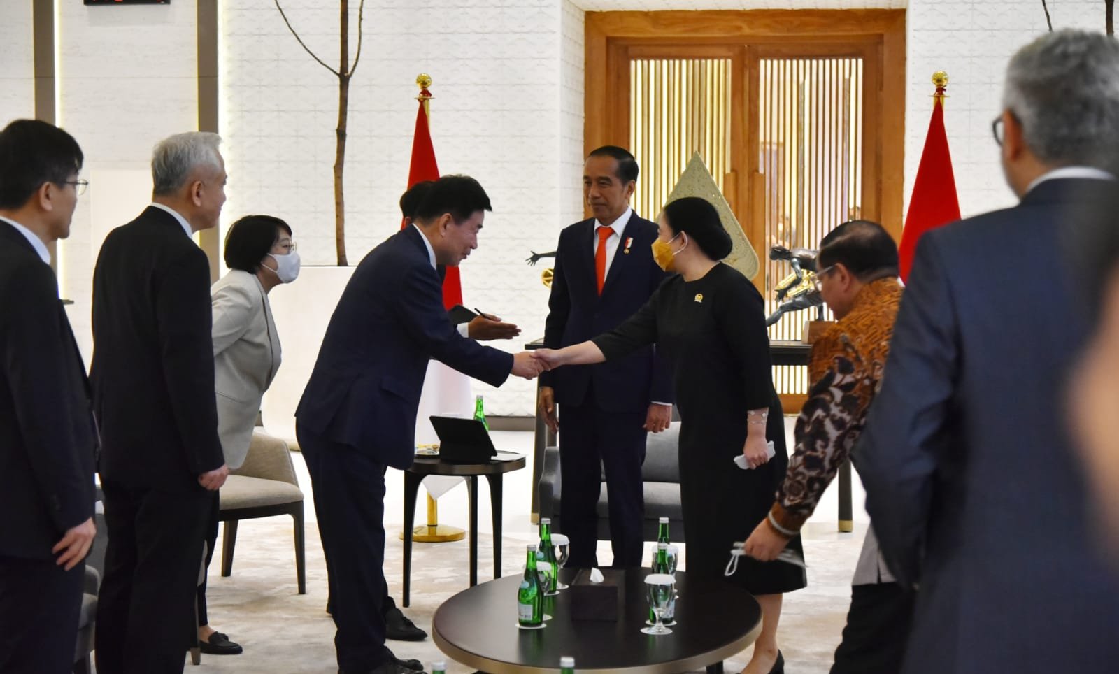 bersama-jokowi-puan-terima-kedatangan-ketua-parlemen-korsel-di-jakarta-230118v.jpg