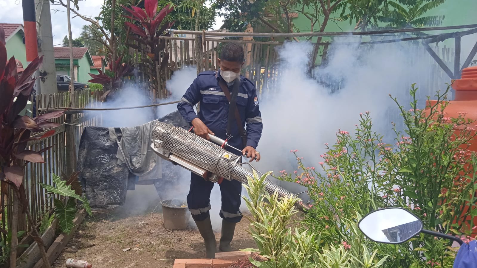 tindaklanjuti-keresahan-warga-wawako-fitri-pimpin-fogging-ke-perumahan-2302102.jpg