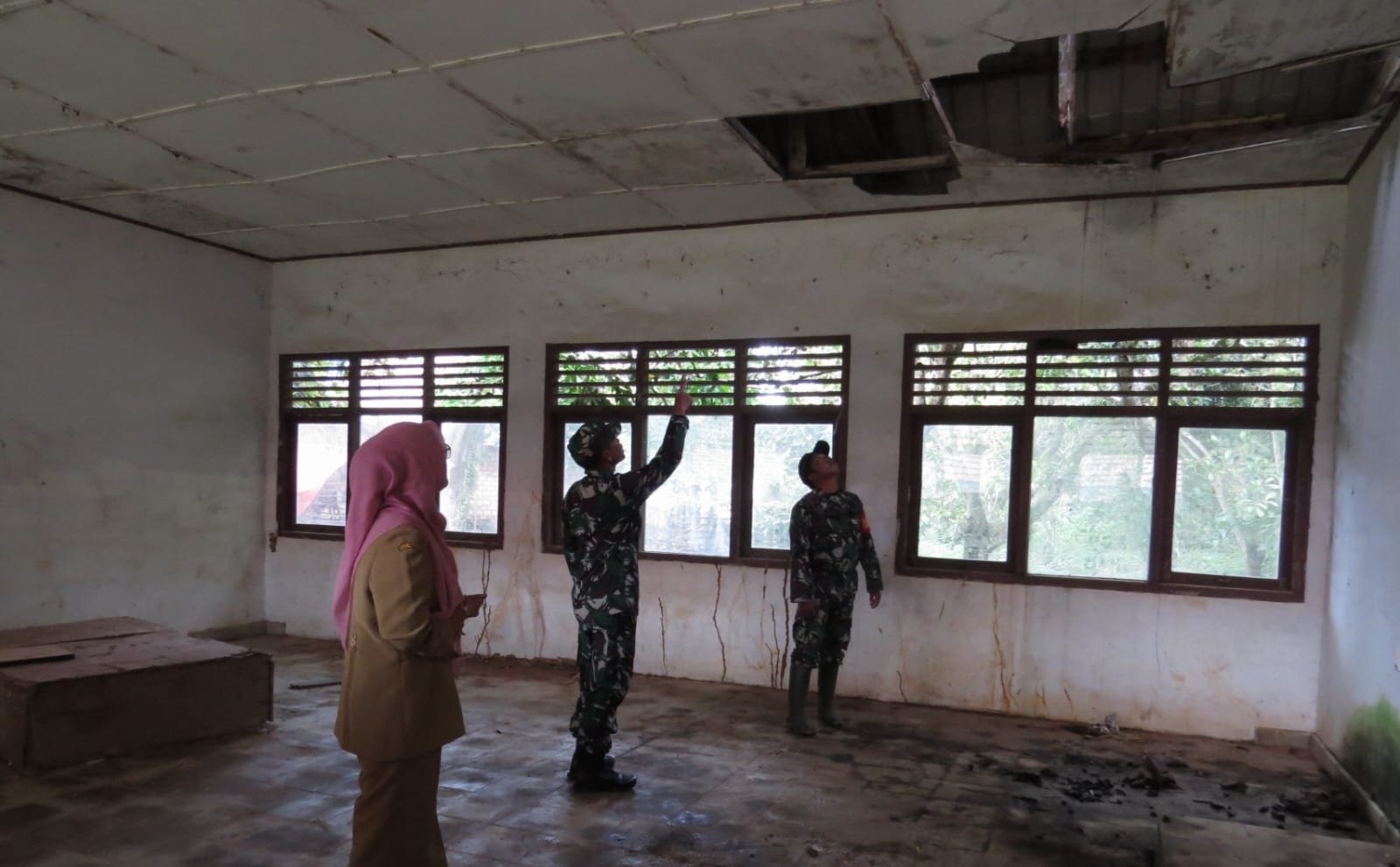 prihatin-tim-kodim-0402oki-dapati-sekolah-rusak-di-jejawi-230404x.jpg