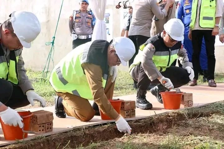 kapolda-sumsel-dan-bupati-pali-letakkan-batu-pertama-pembangunan-kolam-renang-pakri-230407i.jpg