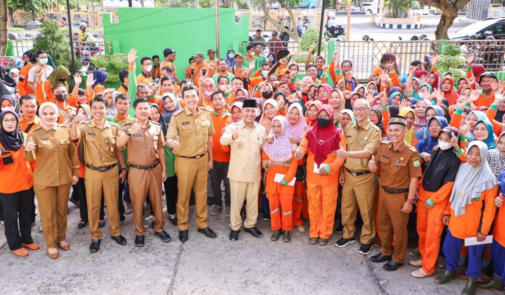 petugas-kebersihan-hingga-tukang-ojek-di-sekayu-terima-thr-230417u.jpg